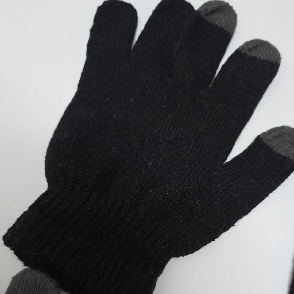Black and Gray Knit Gloves Set